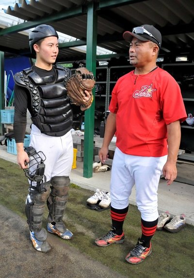 親子鷹最後の夏に臨む秋田和哉監督と和佳親子＝岐阜城北高