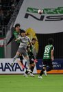 ＦＣ岐阜×鳥取＝競り合う岐阜のＦＷ田口（左）＝長良川競技場