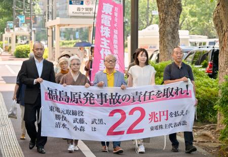 　東電株主代表訴訟で、上告のため東京高裁に向かう原告団＝２０日午後、東京都千代田区