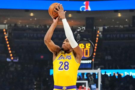 　サンダーとの西カンファレンス準決勝第１戦でシュートを放つレーカーズの八村＝オクラホマシティー（ＡＰ＝共同）