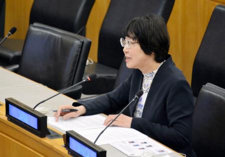 　共同声明を読み上げる軍縮会議日本政府代表部の市川とみ子大使＝１日、米ニューヨークの国連本部（共同）