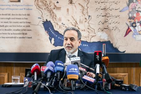 　インド・ニューデリーで記者会見するイランのアラグチ外相＝５月１５日（ゲッティ＝共同）