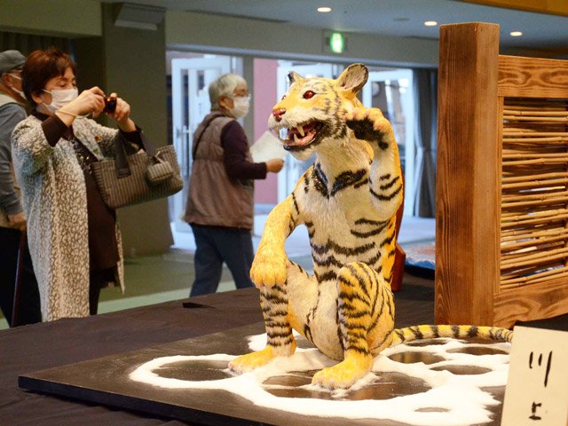 来年のえとの寅にちなんで制作された工芸菓子の招き寅＝同