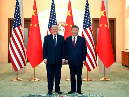 　夕食会で写真に納まるトランプ米大統領（左）と中国の習近平国家主席＝１４日、北京の人民大会堂（新華社＝共同）