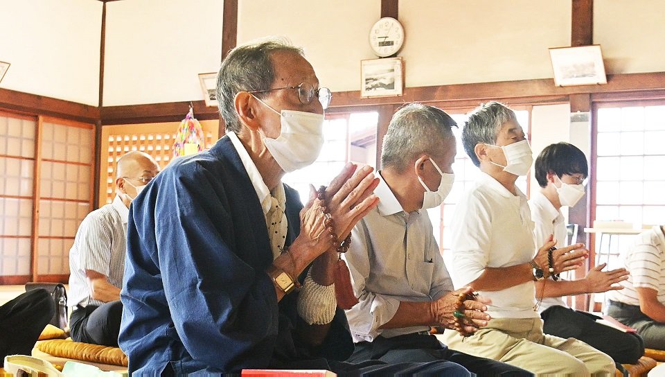 濃尾地震犠牲者の法要で手を合わせる篠田隆夫さん＝２０２２年９月２８日、岐阜市若宮町、震災紀念堂