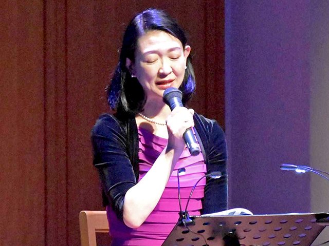 情感豊かに「さがりばな」を朗読する紺野美沙子さん＝岐阜市宇佐、県図書館