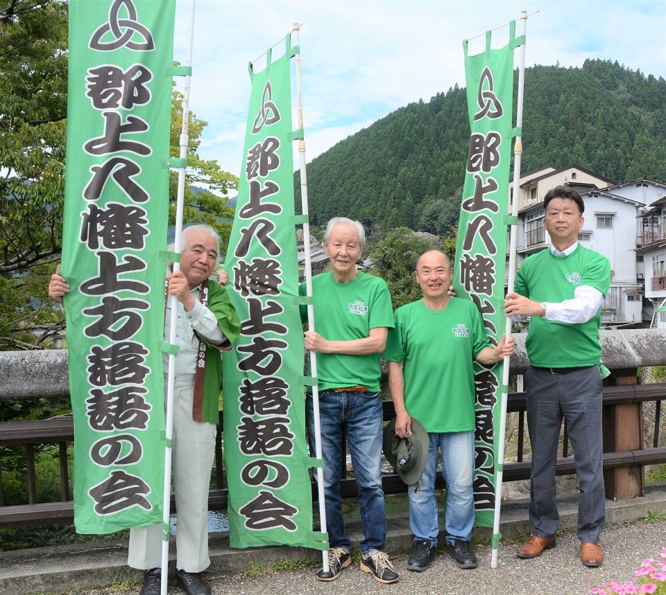 「郡上八幡上方落語の会」をＰＲする近藤正臣さん（左から２人目）ら＝郡上市八幡町