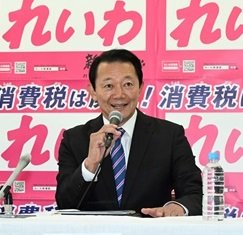 会見で出馬を表明する阪口直人氏＝１日午後、岐阜市内
