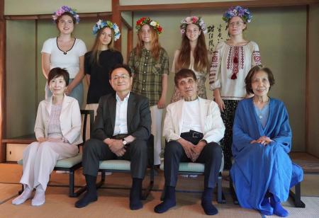 　懇談会を終え、ウクライナからの留学生と写真に納まる京大の湊長博学長（前列左から２人目）と建築家の安藤忠雄さん（同３人目）＝７日午後、京都市左京区