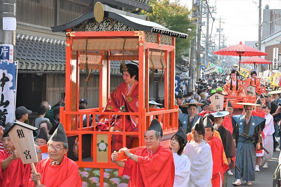 宿場町をあでやかに彩った姫行列＝大垣市赤坂町