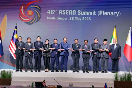 　ＡＳＥＡＮ首脳会議の冒頭で握手する参加各国の首相ら＝２６日、クアラルンプール（共同）