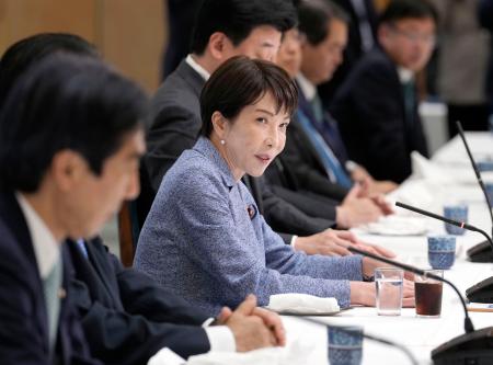 　政府与党連絡会議に出席した高市首相（中央）。２０２６年度補正予算案編成も含め、対応を検討するよう指示したと明らかにした＝１８日午後、首相官邸