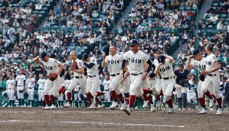 　専大松戸に勝利し、駆け出す大阪桐蔭ナイン＝甲子園