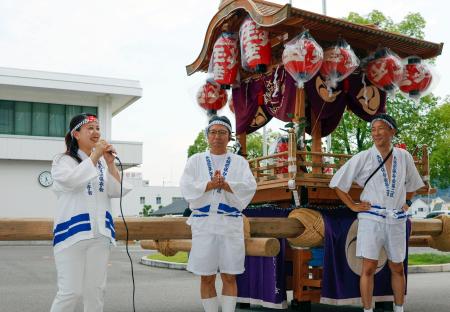 　京都府八幡市役所前で地元の祭り関係者らを激励する川田翔子市長（左）＝１７日午後