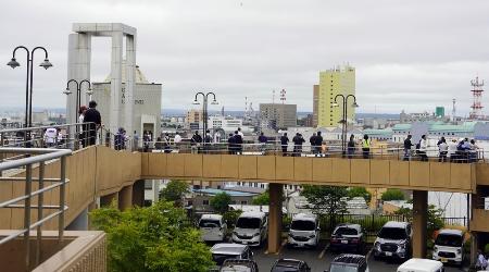 　ロシア・カムチャツカ半島付近を震源とする地震があり、北海道釧路市の津波一時避難場所に避難した人たち＝７月
