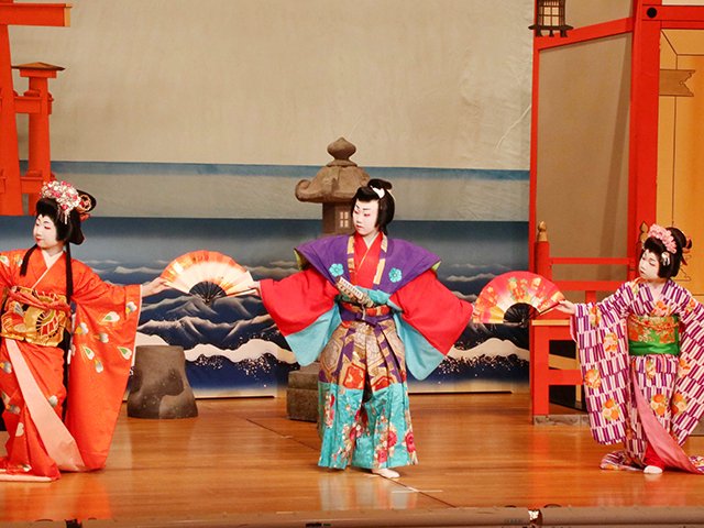 情感豊かに演じる子ども役者たち＝岐阜市学園町、ぎふ清流文化プラザ