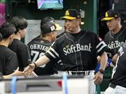 　西武に勝利し、握手を交わすソフトバンク・小久保監督＝ベルーナドーム