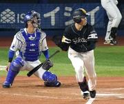 　１１回ソフトバンク１死一、二塁、庄子が左越えに決勝打となる二塁打を放つ。捕手古市＝横浜