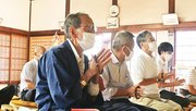 濃尾地震犠牲者の法要で手を合わせる篠田隆夫さん＝２０２２年９月２８日、岐阜市若宮町、震災紀念堂