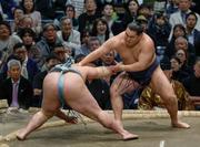 　豊昇龍（右）がはたき込みで琴勝峰を下す＝エディオンアリーナ大阪