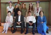 　懇談会を終え、ウクライナからの留学生と写真に納まる京大の湊長博学長（前列左から２人目）と建築家の安藤忠雄さん（同３人目）＝７日午後、京都市左京区
