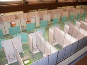 岐阜メモリアルセンター武道館に設置された臨時医療施設＝６日午後、岐阜市長良福光