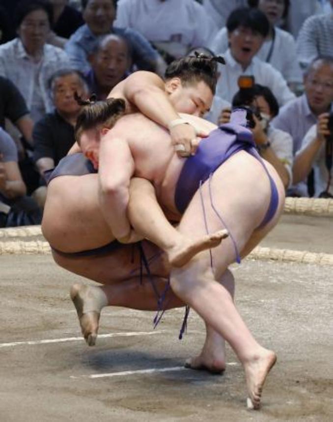 　豊昇龍（左）が渡し込みで安青錦に敗れる＝ＩＧアリーナ