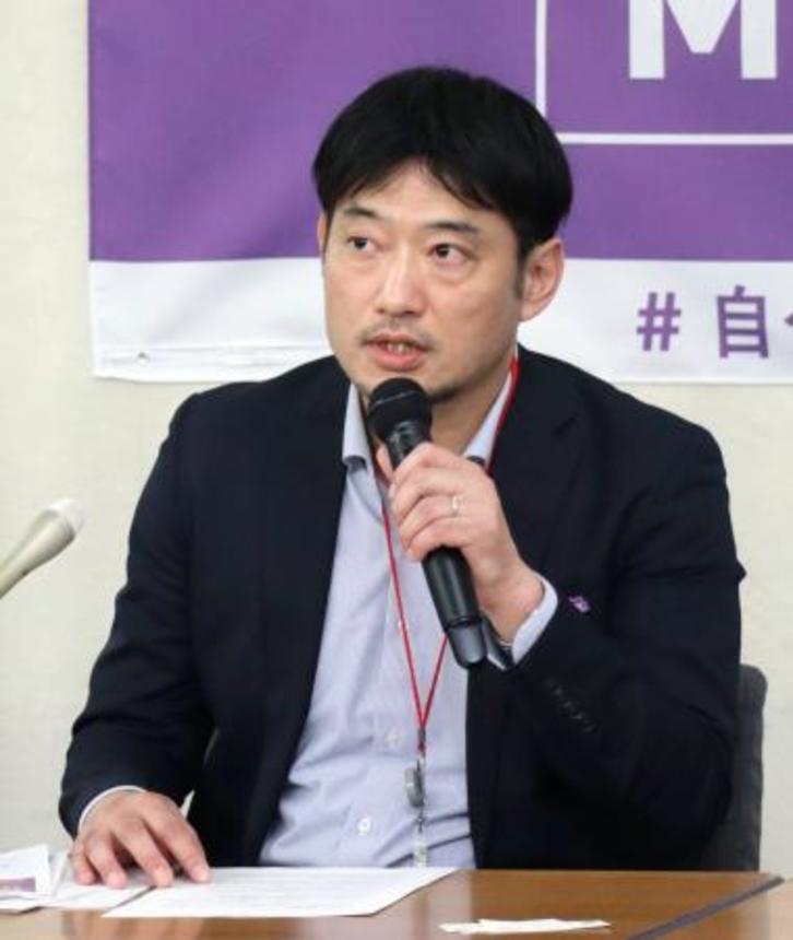　事実婚に関する意識調査の結果について記者会見する慶応大の阪井裕一郎准教授＝２１日午後、厚生労働省