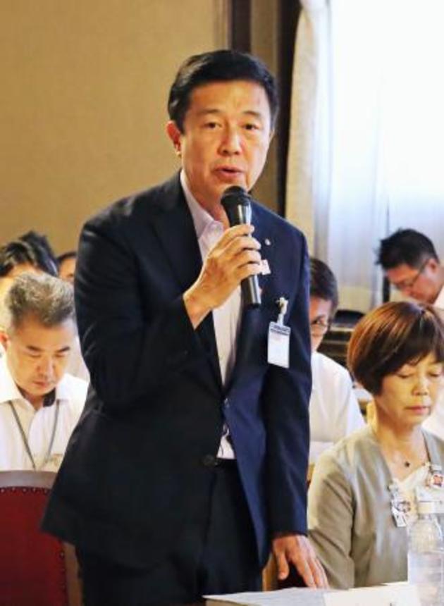 　会合で障害者団体の代表らに謝罪する、名古屋市の広沢一郎市長＝８日午前、名古屋市役所