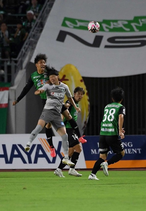 ＦＣ岐阜×鳥取＝競り合う岐阜のＦＷ田口（左）＝長良川競技場