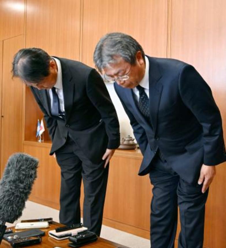 　福岡県副知事との面会後、報道陣の取材に応じ陳謝する三井化学の幹部ら＝３１日午後、福岡県庁