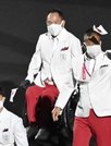 入場行進する車いすテニスの諸石光照選手＝２４日夜、国立競技場