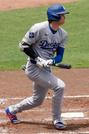 　六回に右前打を放つドジャースの大谷＝２日（ＡＰ＝共同）