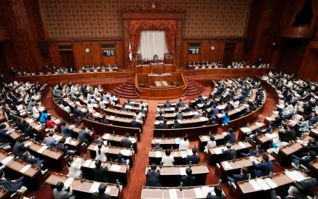 　年金制度改革法が可決、成立した参院本会議＝１３日午前