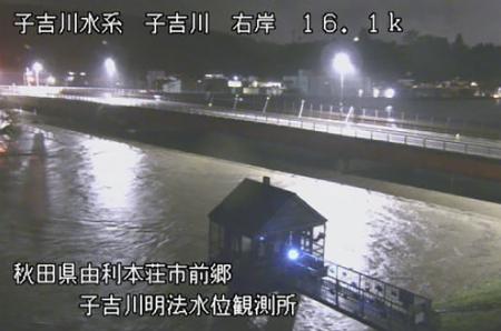 　大雨で増水した秋田県由利本荘市の子吉川のライブカメラ画像＝２１日夜（国交省提供）