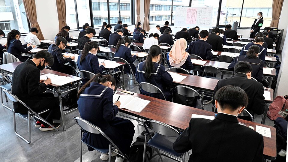 学力テストに取り組む中学３年生たち＝岐阜市神田町、岐阜商工会議所
