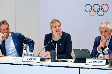 　「五輪サミット」に出席したＩＯＣのコベントリー会長（中央）＝１１日、ローザンヌ（ＩＯＣ提供・共同）