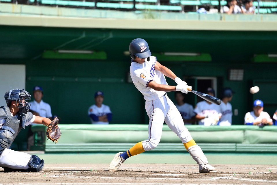 岐阜第一×県岐阜商＝１回裏県岐阜商無死二塁、加納が左前適時打を放つ＝長良川球場