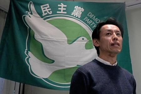 　記者会見に臨む香港民主派の代表的政党、民主党の羅健熙主席＝１４日、香港（共同）
