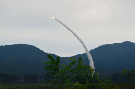 　北朝鮮のミサイル総局が行った新型対空ミサイルの発射実験＝２３日（朝鮮中央通信＝共同）