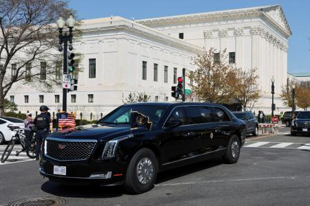 　傍聴を終え、最高裁を後にするトランプ大統領のリムジン＝１日、ワシントン（ロイター＝共同）