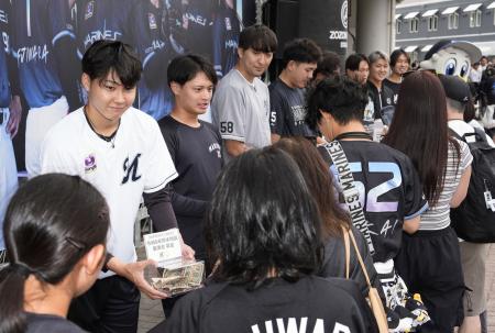 　試合前、熊本地震の被災地支援として募金活動を行う広池（左端）らロッテナイン＝４日、ＺＯＺＯマリン