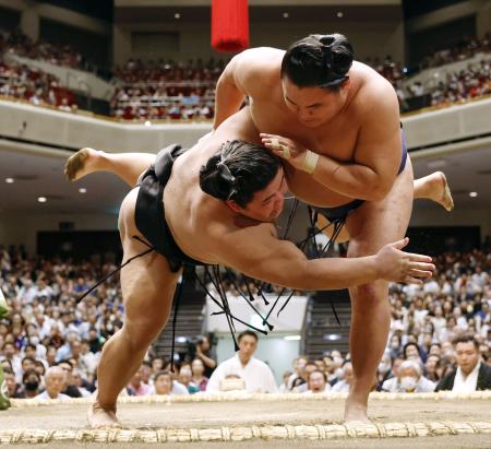 　豊昇龍（右）が上手投げで伯桜鵬を下す＝両国国技館
