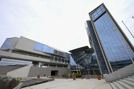 　静岡県伊東市役所＝１０月