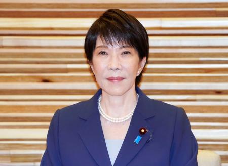 　閣議に臨む高市首相＝２０日午前、首相官邸