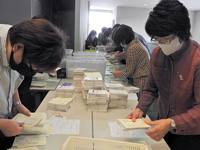 県内の党員・党友票の開票作業を進める関係者＝２９日午前、岐阜市薮田南、県自由民主会館
