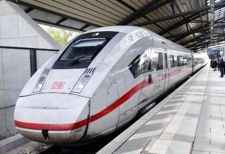 　ドイツ鉄道の特急ＩＣＥ＝２０２０年、ドイツのエアフルト中央駅