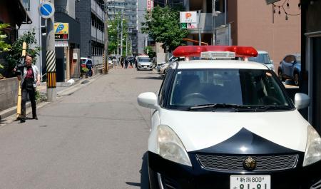 　通行中の男性が切りつけられた、ＪＲ新潟駅近くの現場周辺＝１２日午後０時４９分、新潟市中央区
