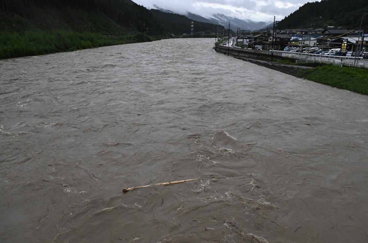 大雨で増水した飛騨川＝９日午後４時５５分、下呂市萩原町（撮影・堀尚人）
