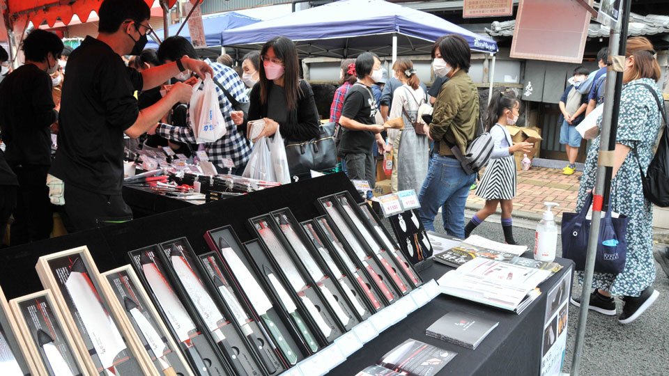 包丁などを買い求める観光客ら＝８日午後、関市本町